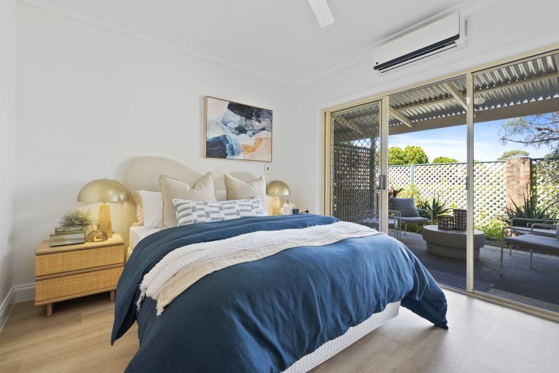 Open-plan one-bedroom apartment near the bay