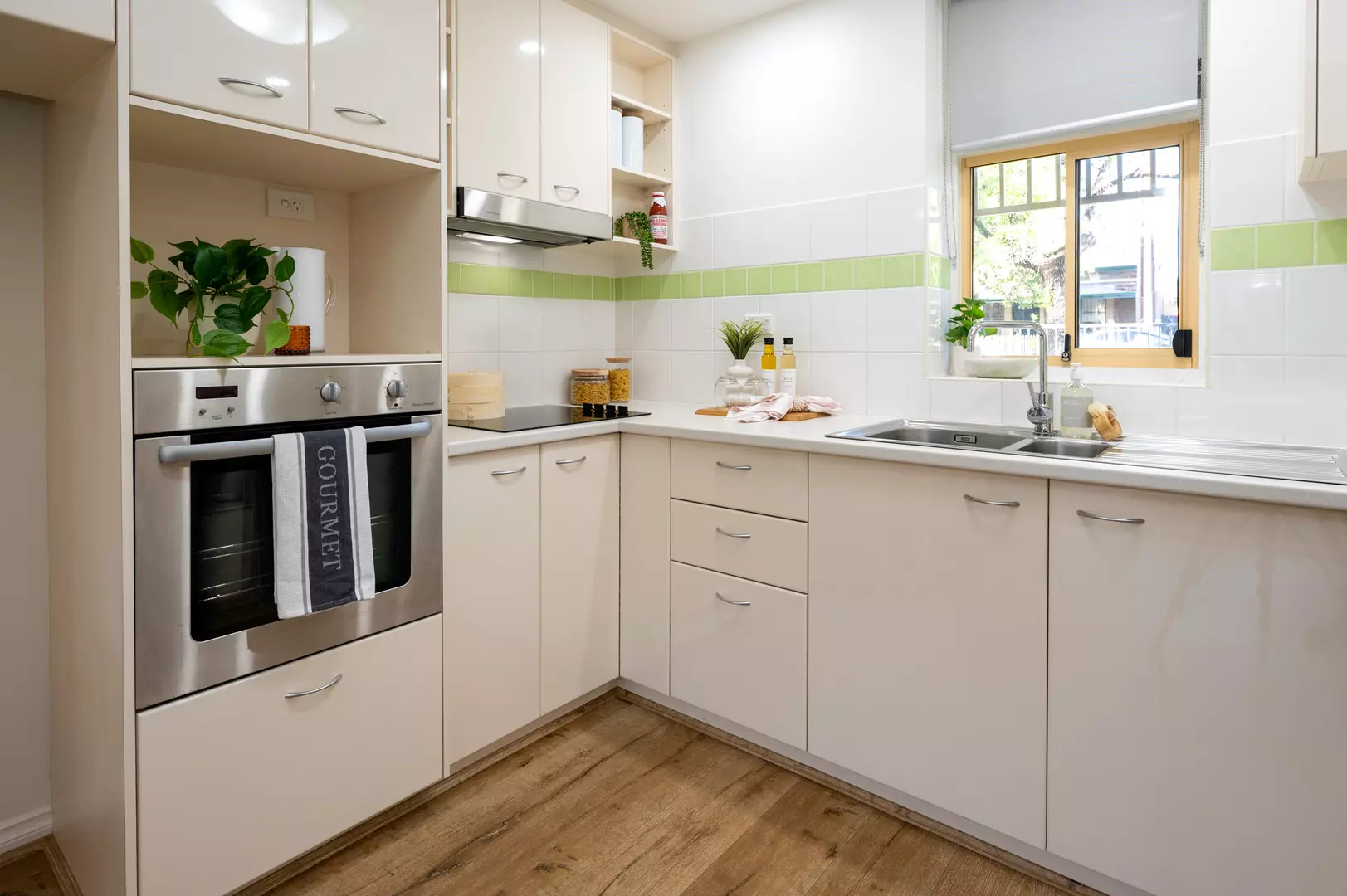 Eldercare College Green: freshly renovated one-bedroom downstairs unit close to the city