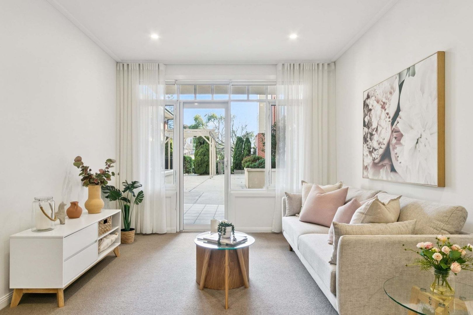 Bright and Light Retreat with Leafy Terrace Outlook
