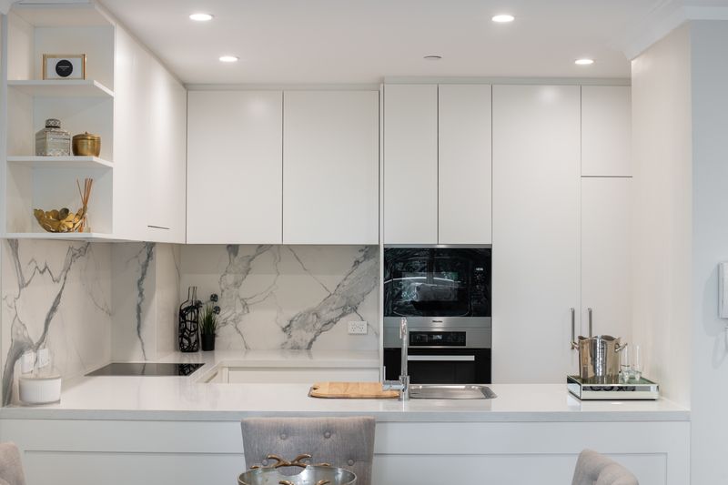 Sunlit Apartment with Harbour Views in Prime City Location