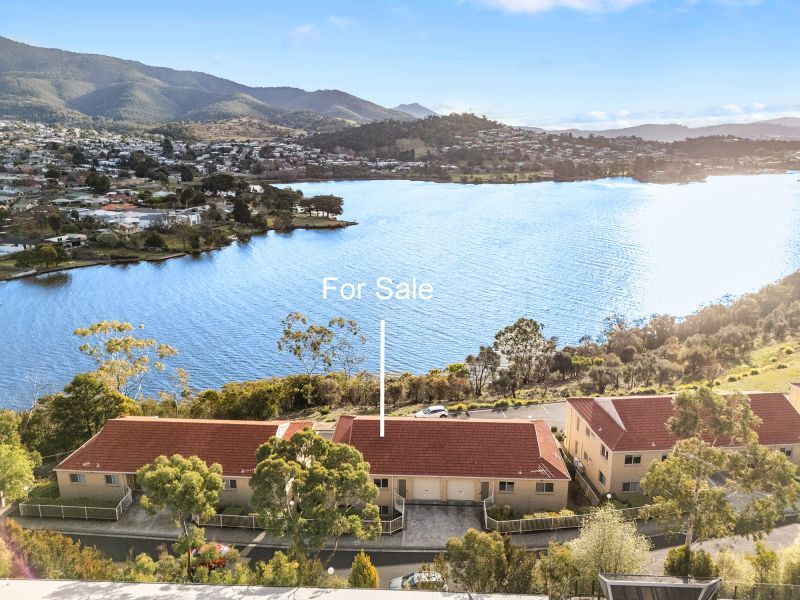 Large two-bed villa with views of Bilton Bay