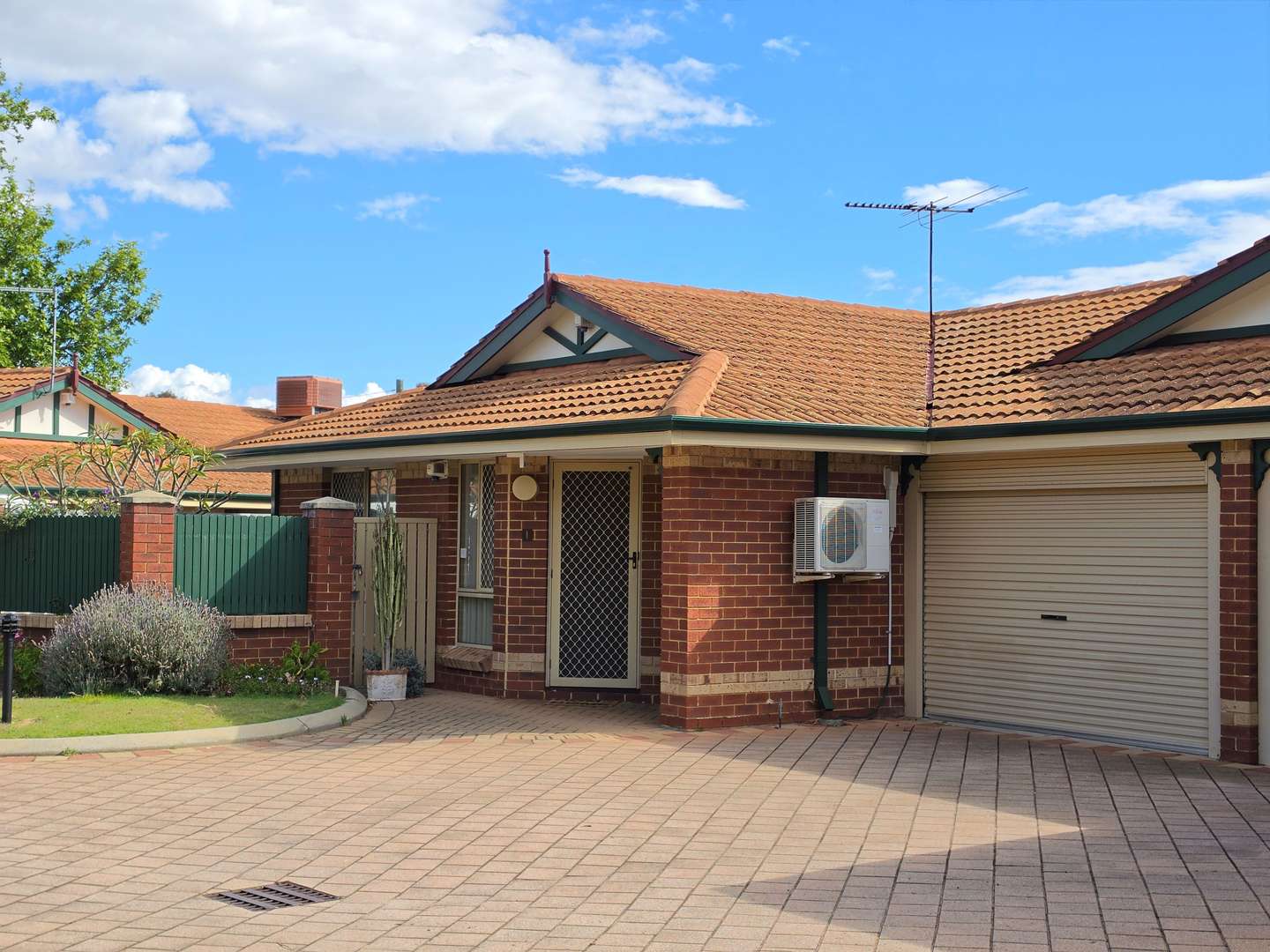 Welcoming two bedroom Vila - Perfect location in Bentley (refurbished before settlement)