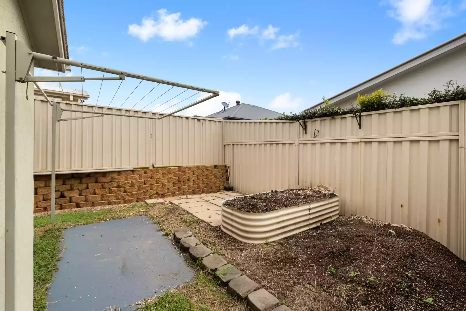 Two bedroom plus study Bottlebrush design home in Palm Lake Resort Eagleby