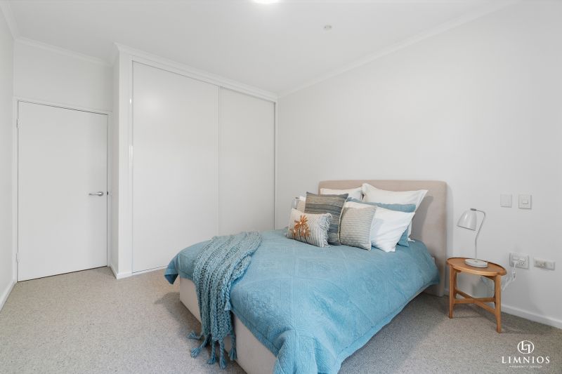 CURRENTLY UNDER OFFER. Fabulous garden apartment!