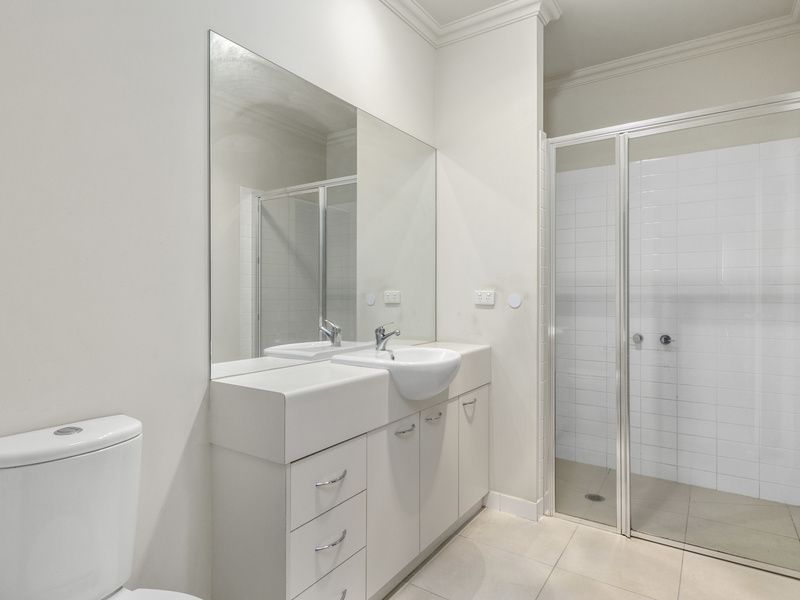 Stylish Home with Private Garden near Clubhouse