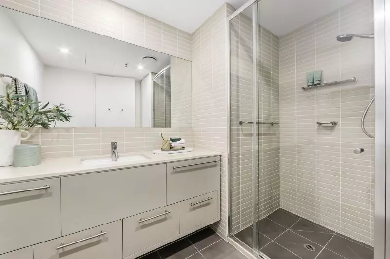 North-facing 2-bedroom apartment with views!