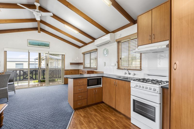 Cheerful 2 Bedroom Home- Ready for its new Owners!