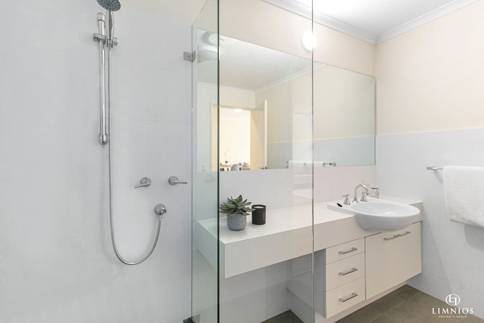 You will LOVE this ground floor retirement living apartment close to parklands!