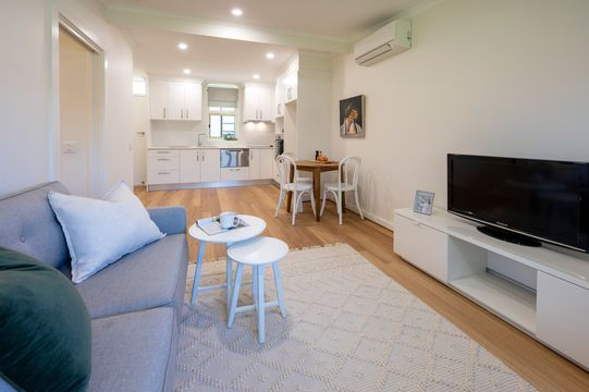 Eldercare College Green: freshly renovated one-bedroom unit close to the city