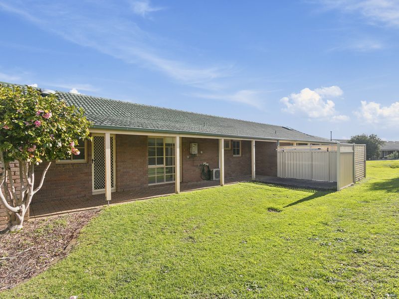 Beautifully Presented Villa with Spacious Yard in Prime Location