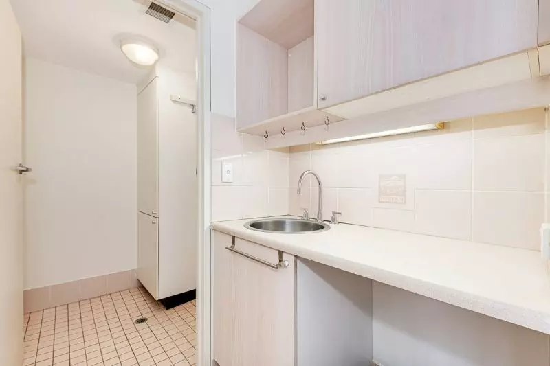 DELIGHTFULLY SUNNY APARTMENT OVERLOOKING THE GARDENS