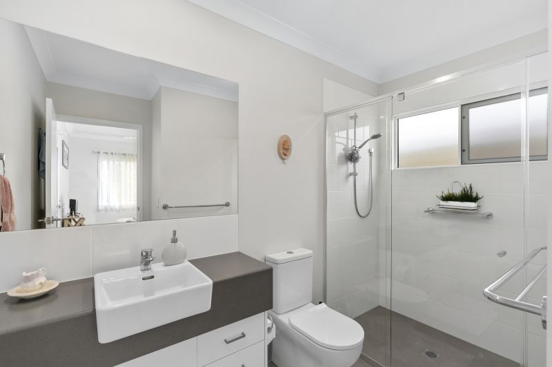 Elegant 2 Bedroom + Study - Near New