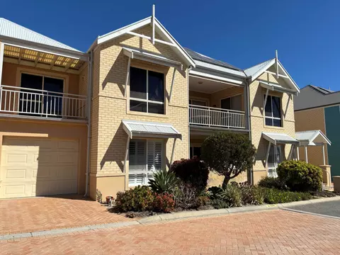 Spacious apartment opposite the clubhouse - move‑in ready!