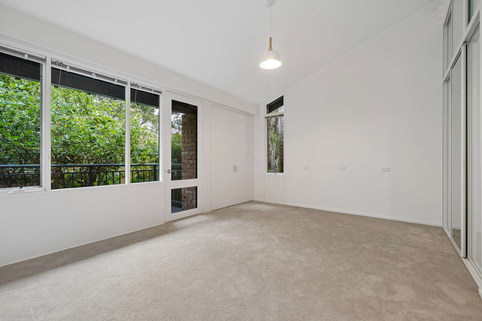 Bright, private & perfectly positioned villa