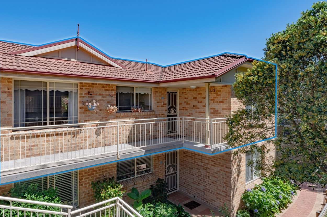 2 Bedroom Retirement– Walk to Round Corner!   