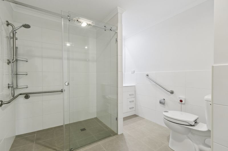 Light-Filled Serviced Apartment with Leafy Views