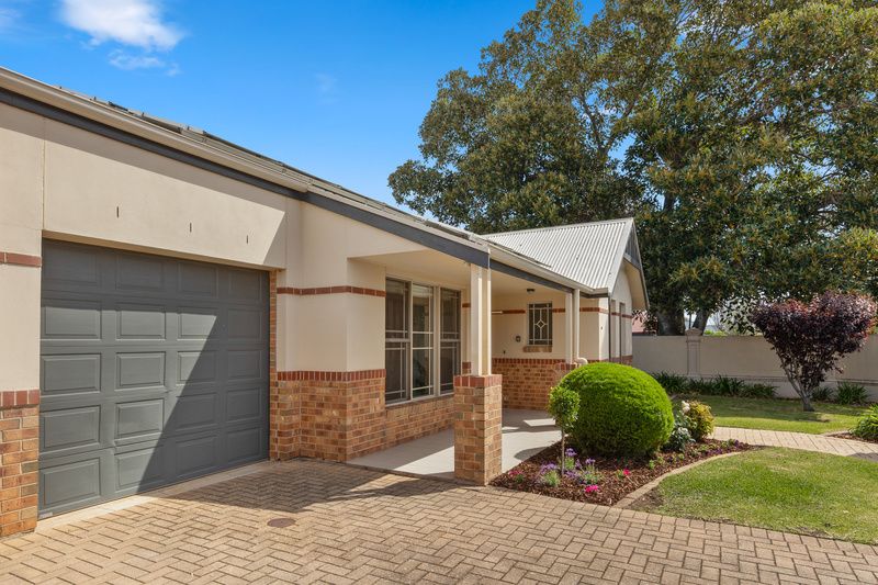 Sunlit Villa with Lush Gardens and Entertainer’s Delight