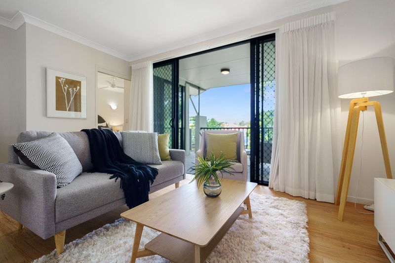 Ground-level one-bedroom apartment with separate bathroom