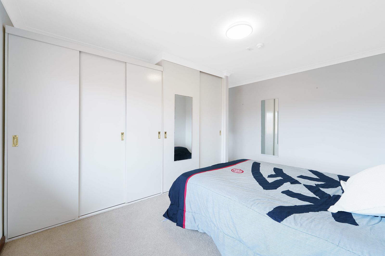 West-facing one-bedroom apartment with new kitchen