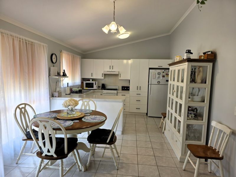 Corner Gem: Sunny 2-Bed Home