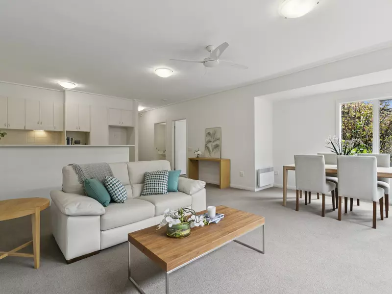 Refreshed Villa, Private garden and Open-plan Living