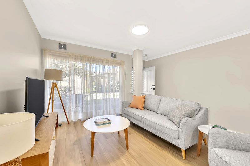 Refreshed Villa with Sunlit Patio and Open-Plan Living