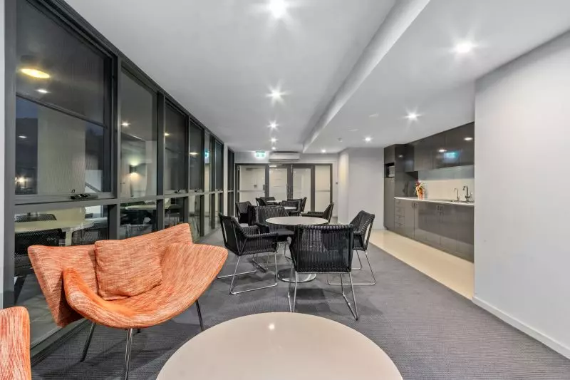 Top Floor Apartment With Spectacular Views!