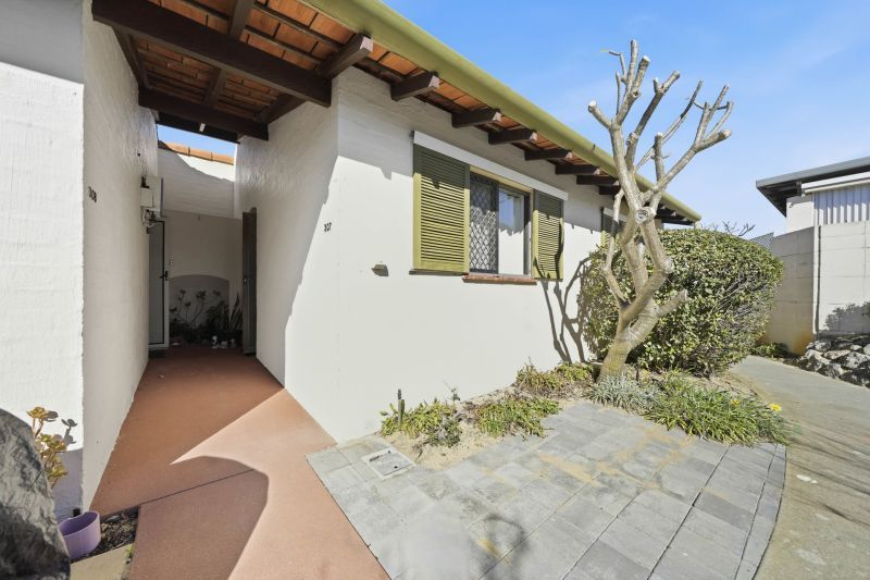 Well Presented Unit with Relaxing Garden Views