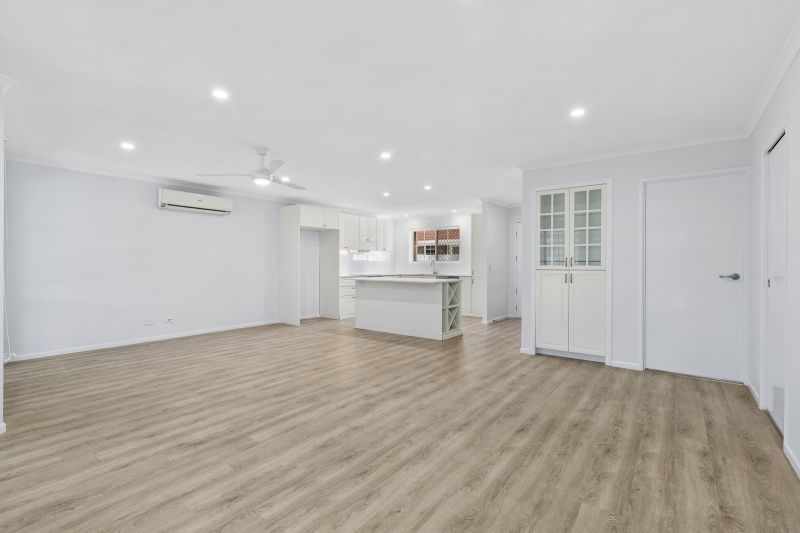 Beautiful two-bedroom, 1 bathroom villa with sunroom.