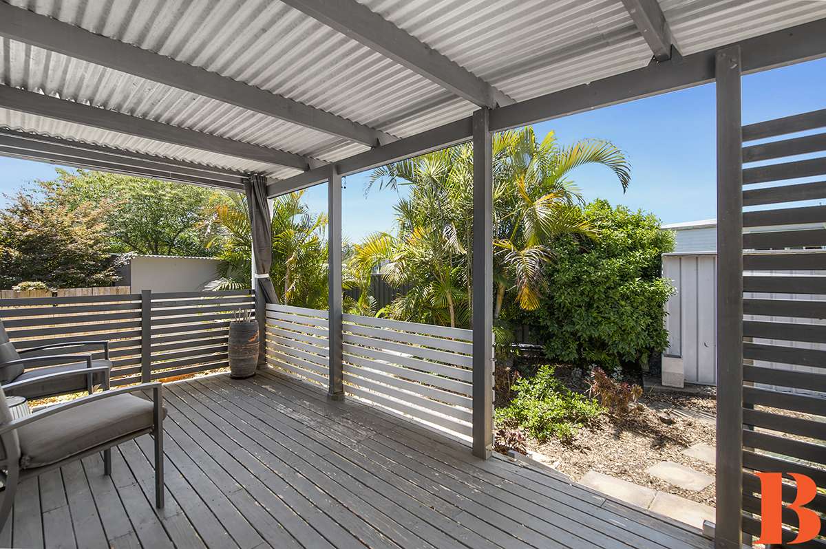 PERFECTLY PRESENTED - WALK TO SHOPS AND POOL - SUNNY GARDEN COURTYARD