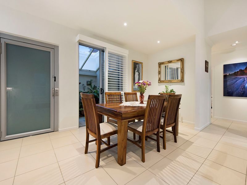 Luxury, Landing living