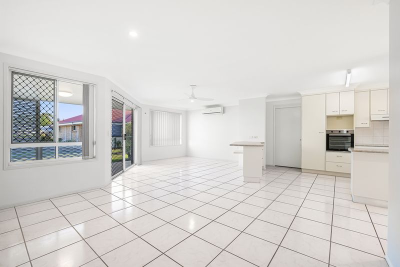 Sunlit Corner Unit with Extra Living Space in Quiet Cul-de-sac