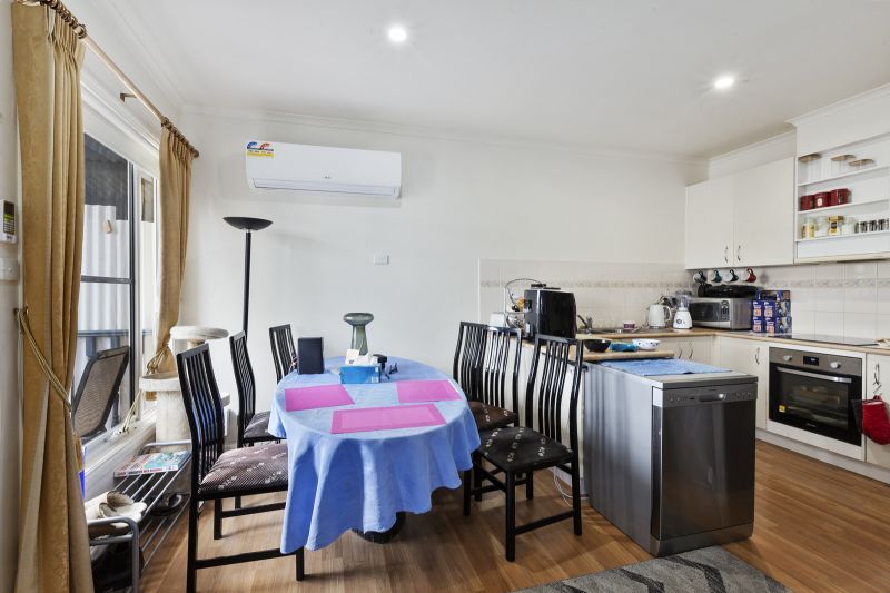 Charming Cottage with Sunlit Spaces