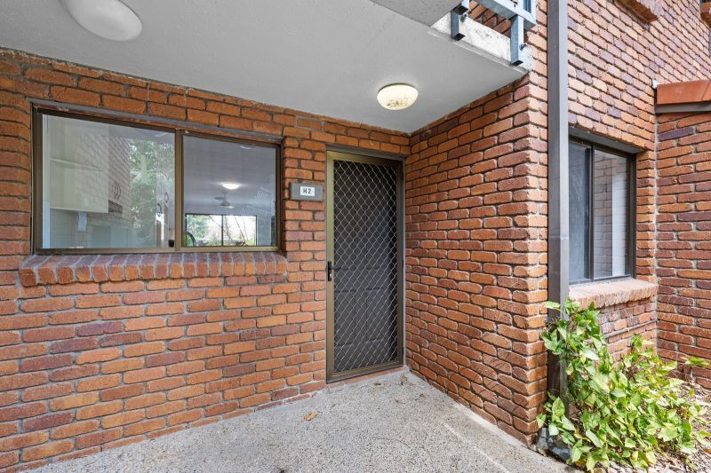 Charming one-bedroom plus study apartment surrounded by lush greenery