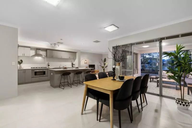 Spacious Riverside Family Retreat!