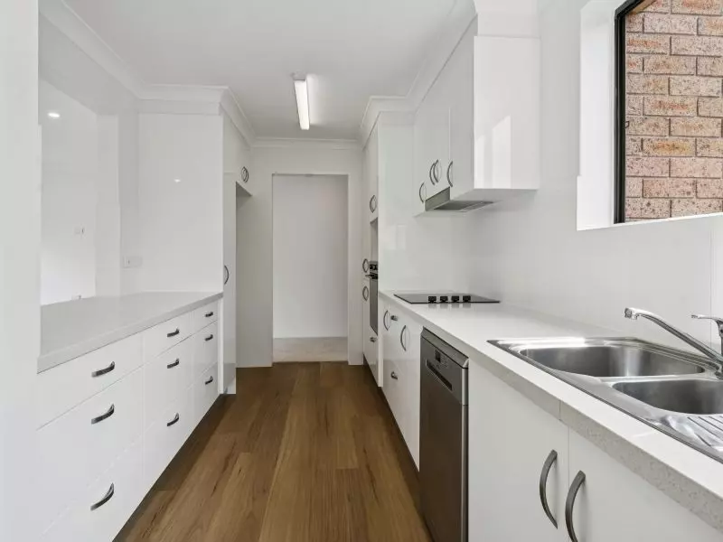 Beautifully updated unit in prime 'top of the village' location