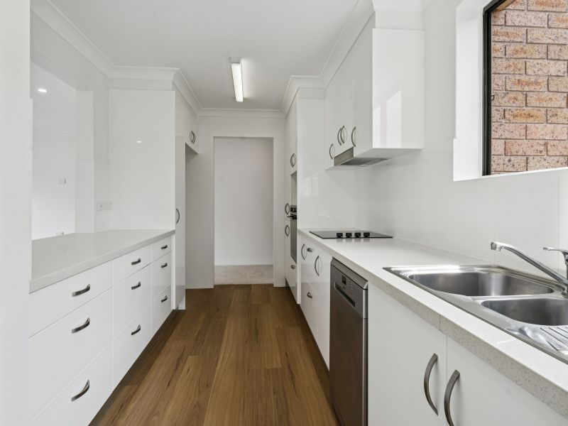 Beautifully updated unit in prime 'top of the village' location