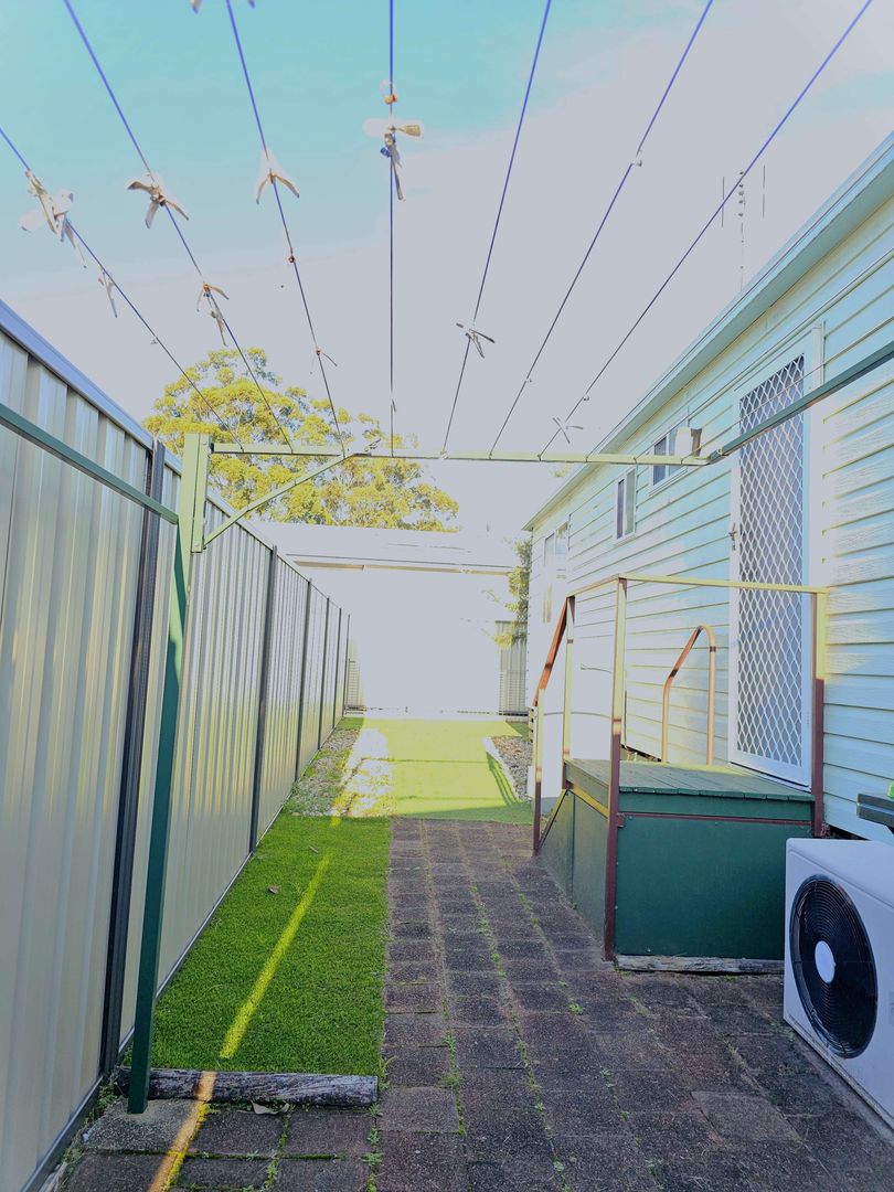 15K Price Dropped for Quicker Sale ! ~Modern reno house in great location offering aboudance features