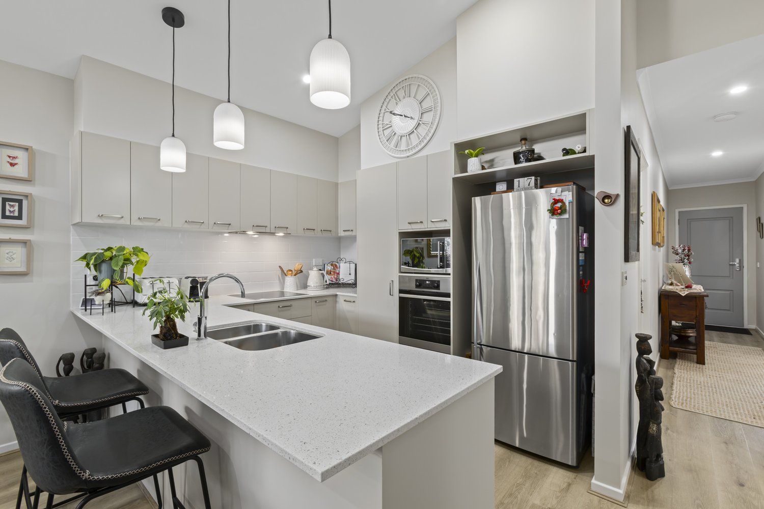 Light-Filled Design Meets Effortless Style