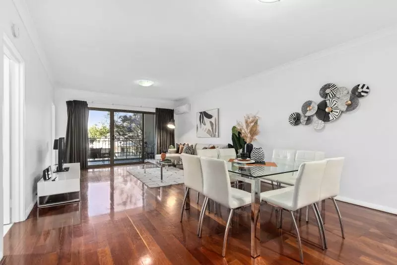 Light & Bright Living, Refurbished... See it to Believe it!!