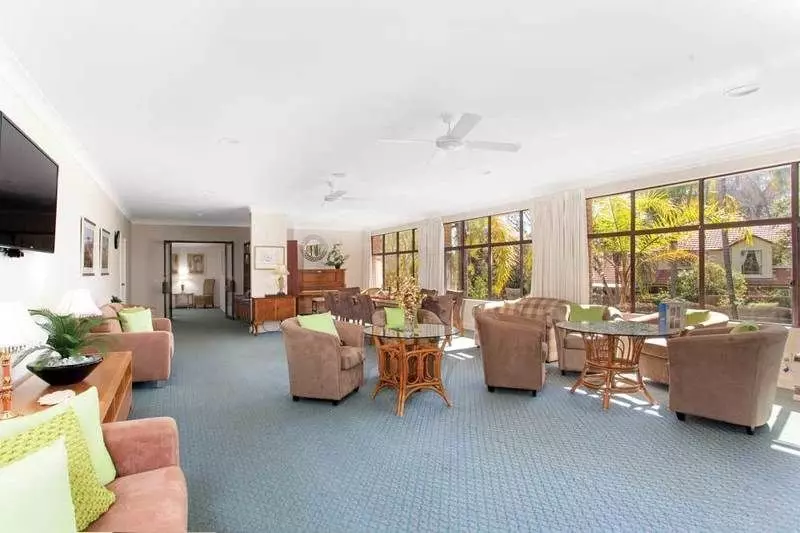 Sunny North facing studio apartment leads onto a beautiful flowering garden.