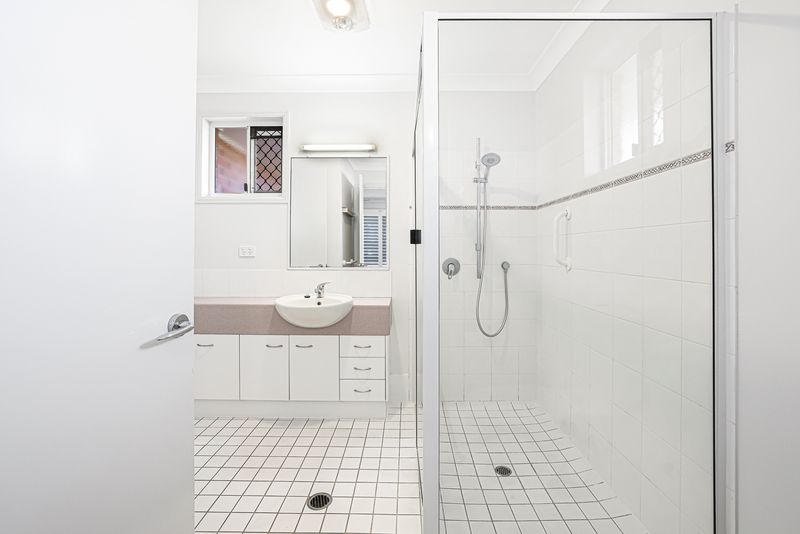 Sunlit Corner Unit with Extra Living Space in Quiet Cul-de-sac