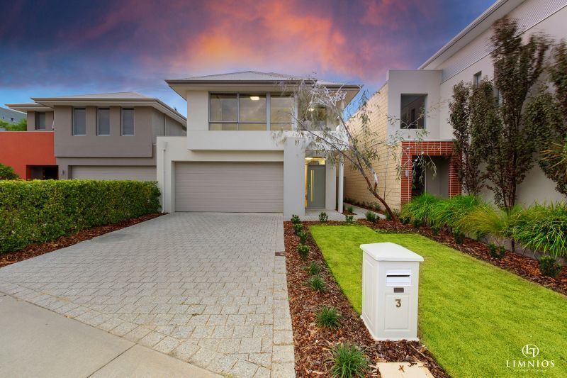 Spacious Riverside Family Retreat!