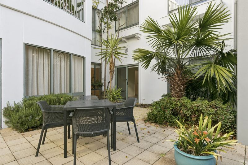 One-bedroom apartment with beautiful garden aspect