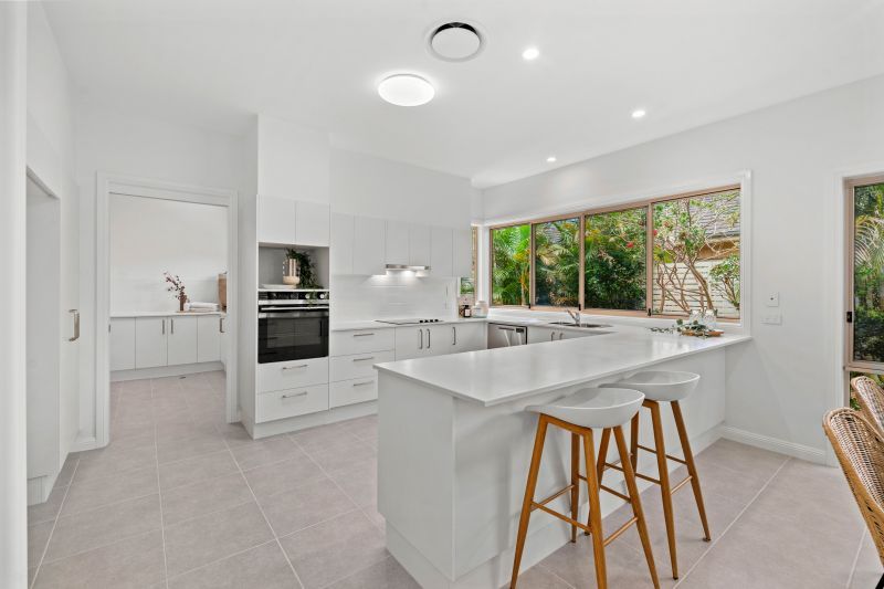 Spacious villa with double lock up garage