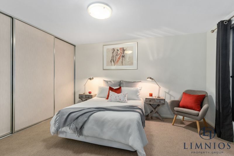 Warehouse Terrace Style Apartment With 3 Bedrooms Plus a Study!!