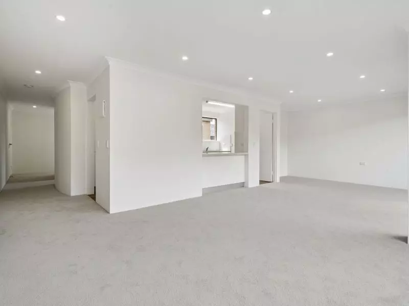 Beautifully updated unit in prime 'top of the village' location