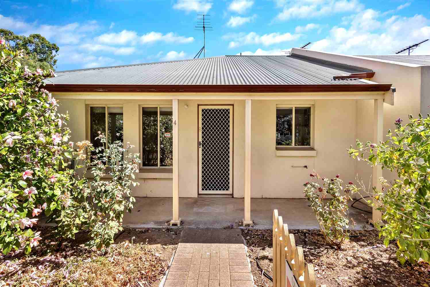 Spacious One Bedroom +Sunroom - Great Location