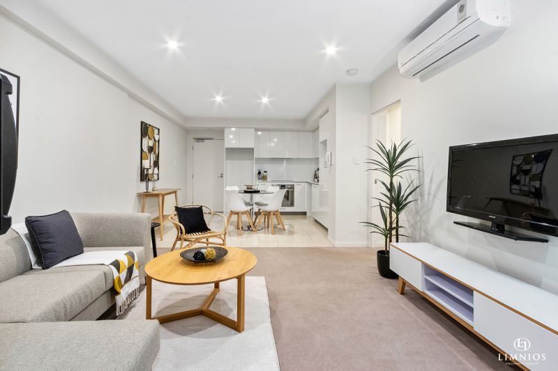 Resort Lifestyle On The City Fringe!