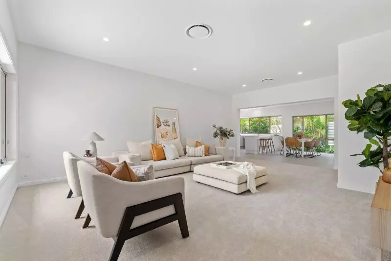 Spacious villa with double lock up garage